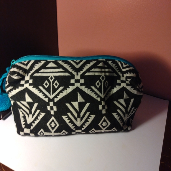 Black and white cloth makeup bag - Picture 1 of 3